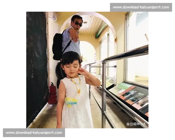 尔冬升女友晒 9 岁女儿近照：萌娃从容应对粉丝，“片场暴君” 变身慈父